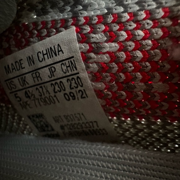 Yeezy Sneakers - Picture 6 of 7